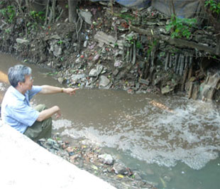 Môi trường Hà Nội đang bị ô nhiễm bởi nhiều doanh nghiệp, bệnh viện.