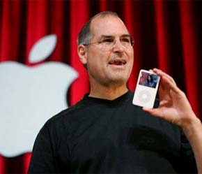 Steve Jobs, CEO của Apple, trong một buổi lễ giới thiệu iPod.