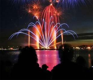 Cảnh bắn pháo hoa dịp Tết Nguyên đán năm ngoái tại Hà Nội.