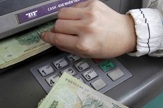VAFI kiến nghị cần có cơ chế thu hút dòng tiền nhàn rỗi đổ vào ngân hàng và thị trường chứng khoán - Ảnh: Reuters.