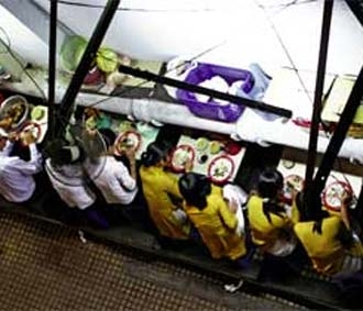 Về phía người tiêu dùng, những quy tắc về ăn chín, uống sôi, sử dụng thực phẩm an toàn đã được lưu ý kỹ hơn.