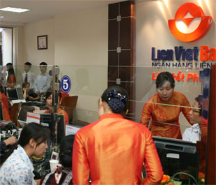 Giao dịch tại LienVietBank Láng Hạ - Hà Nội.