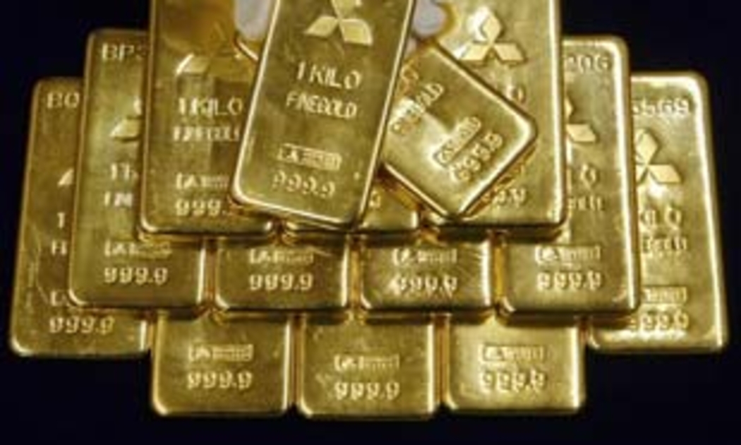 Khi bong bóng trên thị trường hàng hóa “xì hơi” và mọi loại hàng hóa bị ồ ạt bán tháo thời gian qua, vàng có lúc đã tụt về mức 680 USD/oz trong tháng 11, trước khi phục hồi lên mức 880 USD/oz hiện nay - Ảnh: Reuters.