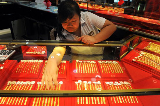 Nhà đầu tư đổ xô mua vàng tích trữ - Ảnh: Getty.