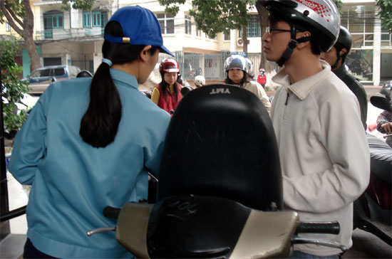 Hiện xăng A92 vẫn đang được bán với giá 16.990 đồng/lít.