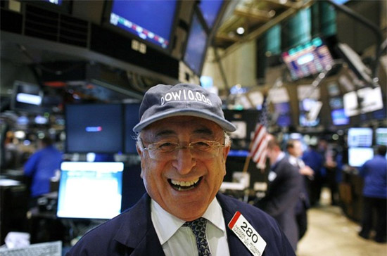 Dow Jones lần đầu tiên trong 2 tuần tái lập mốc 10.000 điểm - Ảnh: Reuters.