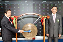 Ngày 12/7, cổ phiếu của Công ty Chứng khoán Phương Đông (ORS) chào sàn Hà Nội. Từ ngày 26/7 - 26/9/2010, bà Nguyễn Ngọc Tươi, Phó tổng giám đốc ORS, đăng ký mua 300.000 cổ phiếu, đăng ký bán 100.000 cổ phiếu, nhằm đầu tư.