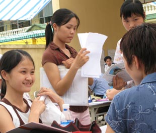 Người lao động cần hết sức cẩn trọng với những lời giới thiệu hấp dẫn - Ảnh: Việt Tuấn.