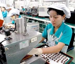 Công nhân làm việc tại Nhà máy Nidec Corporation Việt Nam, vừa đi vào hoạt động tại Khu công nghệ cao Tp.HCM.