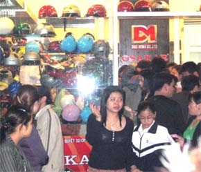Nhộn nhịp mua mũ tối 14/12.