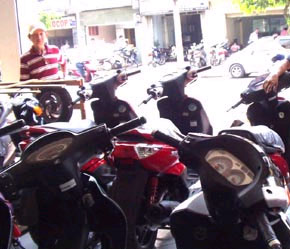 Ngoài những loại khoá điện tử, khoá cảm ứng dành cho dòng xe tay ga,trên thị trường còn xuất hiện vô số loại khoá phổ thông như khoá càng, khó chân chống hay là khóa vành xe thắng đĩa.