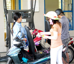 Xăng nhiên liệu sinh học Ethanol E5 sẽ được bán thí điểm tại thị trường Hà Nội từ ngày 15/9, với giá 16.500 đồng/lít, rẻ hơn so với giá xăng A92 là 500 đồng/lít - Ảnh: Anh Quân.