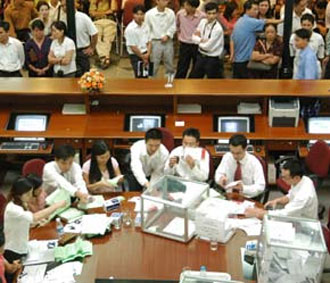 Hiện nay có hiện tượng các doanh nghiệp nhân cơ hội thị trường chứng khoán tăng trưởng đã thực hiện liên tiếp các đợt phát hành thêm cổ phiếu ra công chúng.