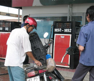 Cây xăng 948 Tân Kỳ Tân Quý, quận Bình Tân, Tp.HCM bị Sở Khoa học và Công nghệ Tp.HCM phát hiện vi phạm quy định về đo lường xăng dầu - Ảnh: T.T.D.