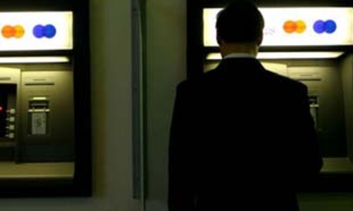 Rút tiền hay quẹt thẻ?