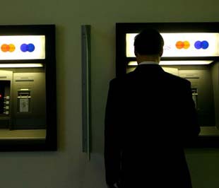 Đến nay, đã có 39 tổ chức phát hành thẻ với mạng lưới khoảng 6.200 máy ATM, trên 22.000 điểm chấp nhận thẻ và đã phát hành được trên 12 triệu thẻ - Ảnh: Việt Tuấn.