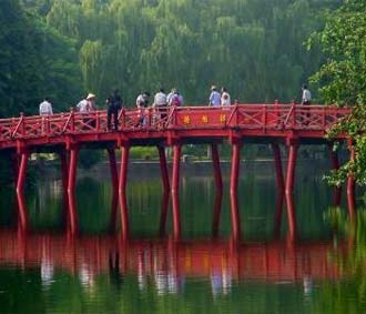 Cầu Thê Húc bắc qua đền Ngọc Sơn ở trung tâm Hà Nội.