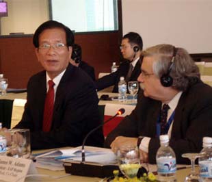 Bộ trưởng Võ Hồng Phúc và Phó chủ tịch WB James Adam tại cuộc họp báo - Ảnh: XL