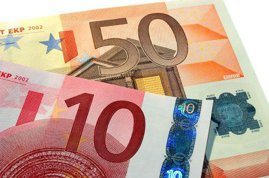 Euro đã trượt về mức đáy hơn 4 năm qua so với USD - Ảnh: Trade.