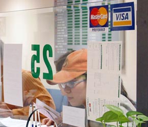 Ở Việt Nam có khoảng 12.000 điểm chấp nhận thanh toán bằng thẻ Visa cũng như 2.500 máy rút tiền ATM chấp nhận Visa - Ảnh: Việt Tuấn.