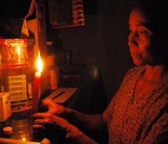 Cảnh thắp nến vì mất điện đã trở nên quen thuộc hơn trong thời gian gần đây - Ảnh: TT.