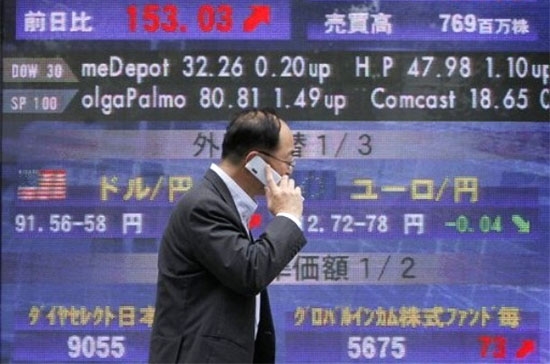 Những tín hiệu và dự báo ảm đạm về sự phục hồi của kinh tế Mỹ nói riêng và kinh tế toàn cầu nói chung đang là nguồn áp lực giảm điểm mạnh nhất đối với chứng khoán châu Á những ngày này - Ảnh: AP.