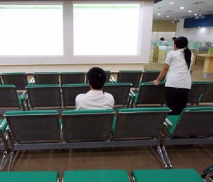  Trong phiên hôm nay, khối lượng và giá trị giao dịch tiếp tục là một hạn chế, đặc biệt là sự sụt giảm mạnh trong giao dịch của khối đầu tư nước ngoài.