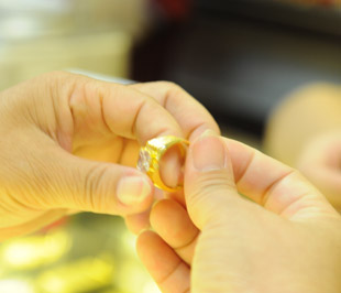 So với giá vàng thế giới quy đổi, giá vàng trong nước đang rẻ hơn khoảng 550.000 đồng/lượng - Ảnh: Quang Liên.
