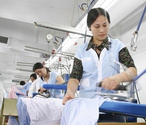 Theo dự báo, nếu không có gì trở ngại, xuất khẩu dệt may sẽ về đích với giá trị 7,3 - 7,5 tỷ USD trong năm 2007.