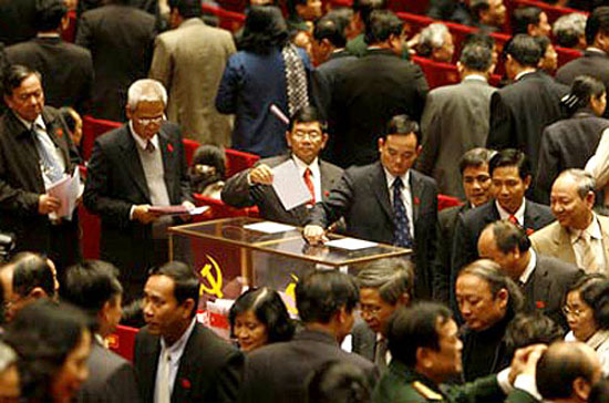 Bỏ phiếu thông qua danh sách bầu cử ủy viên chính thức Ban Chấp hành Trung ương khoá 11.