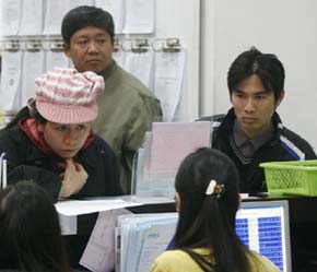 Những cảnh báo và khuyến nghị của IMF về rủi ro và nguy cơ “xì hơi bong bóng” cũng không tác động gì nhiều đến sự sôi động tiếp tục của thị trường - Ảnh: Việt Tuấn.