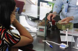 Cái khó của các ngân hàng khi sử dụng nguồn vốn mới là hiệu quả đầu tư, mở rộng hoạt động… không thể thể hiện nhanh, rõ ràng qua mỗi ngày; trong khi nhiều cổ đông vẫn đòi hỏi cổ tức cao, nhất với những trường hợp có thặng dư vốn cổ phần lớn - Ảnh: Quang Liên.