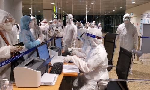 Thêm 2 người Việt nhập cảnh nhiễm Covid-19