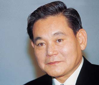 Tuyên bố từ chức của ông Lee được phát trên sóng truyền hình Hàn Quốc đã gây một cú sốc lớn tại quốc gia này - Ảnh: Forbes.