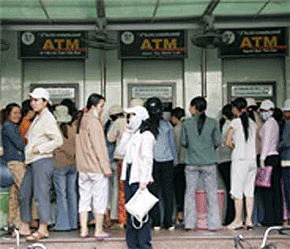 Tình trạng thường xuyến quá tải có phải "lỗi" của ngân hàng? - Ảnh: VNN.