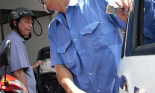 “Chúng tôi sẽ tính toán điều chỉnh giá xăng dầu”