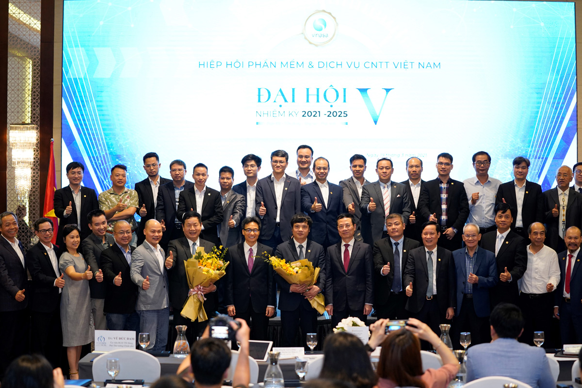 Lãnh đạo Chính phủ, Bộ Thông tin và Truyền thông chúc mừng Ban lãnh đạo mới của Hiệp hội Vinasa.