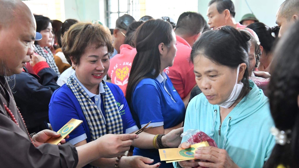 Trao tặng 20 tấn gạo cùng nhiều nhu yếu phẩm cho bà con các xã Đại Chánh, Đại Tân, Đại Sơn, huyện Đại Lộc, Quảng Nam.