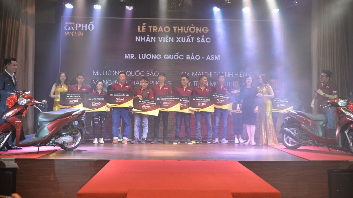 MacCoffee - Café Phố đã thưởng 211 chiếc xe máy dành cho những cá nhân có thành tích xuất sắc trong kinh doanh, đặc biệt là mở rộng kênh phân phối, hệ thống đại lý bán hàng trên toàn quốc.