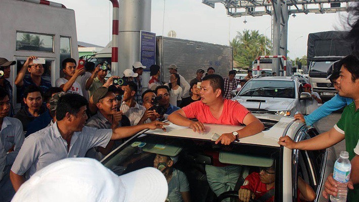 Giới tài xế phản đối trạm thu phí BOT Cai Lậy.