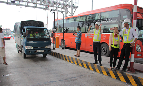 Trạm Cai Lậy ngưng thu phí tối 14/8 trước hiện tượng dùng tiền lẻ để trả phí.<br>