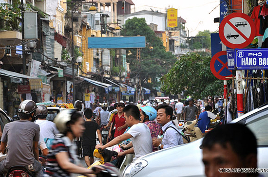 Người dân tại các đô thị cũ vẫn đang phải đối mặt với sự quá tải về hạ tầng xã hội.