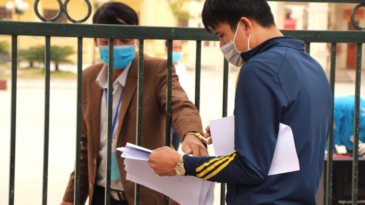 Công nhân làm thủ tục xin chứng nhận tạm trú/thường trú tại thị trấn Lai Cách (Cẩm Giàng) ngày 15/2. Ảnh - Huy Hoàng. 