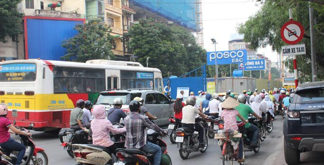 Hà Nội cấm ôtô đi trên đường Xuân Thuỷ - Cầu Giấy. <br>