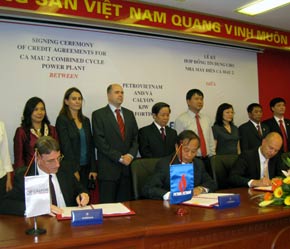 Quang cảnh lễ ký hợp đồng giữa các bên.