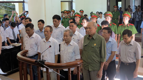 Các bị cáo là cựu cán bộ xã Đồng Tâm tại tòa ngày 9/8.<br>