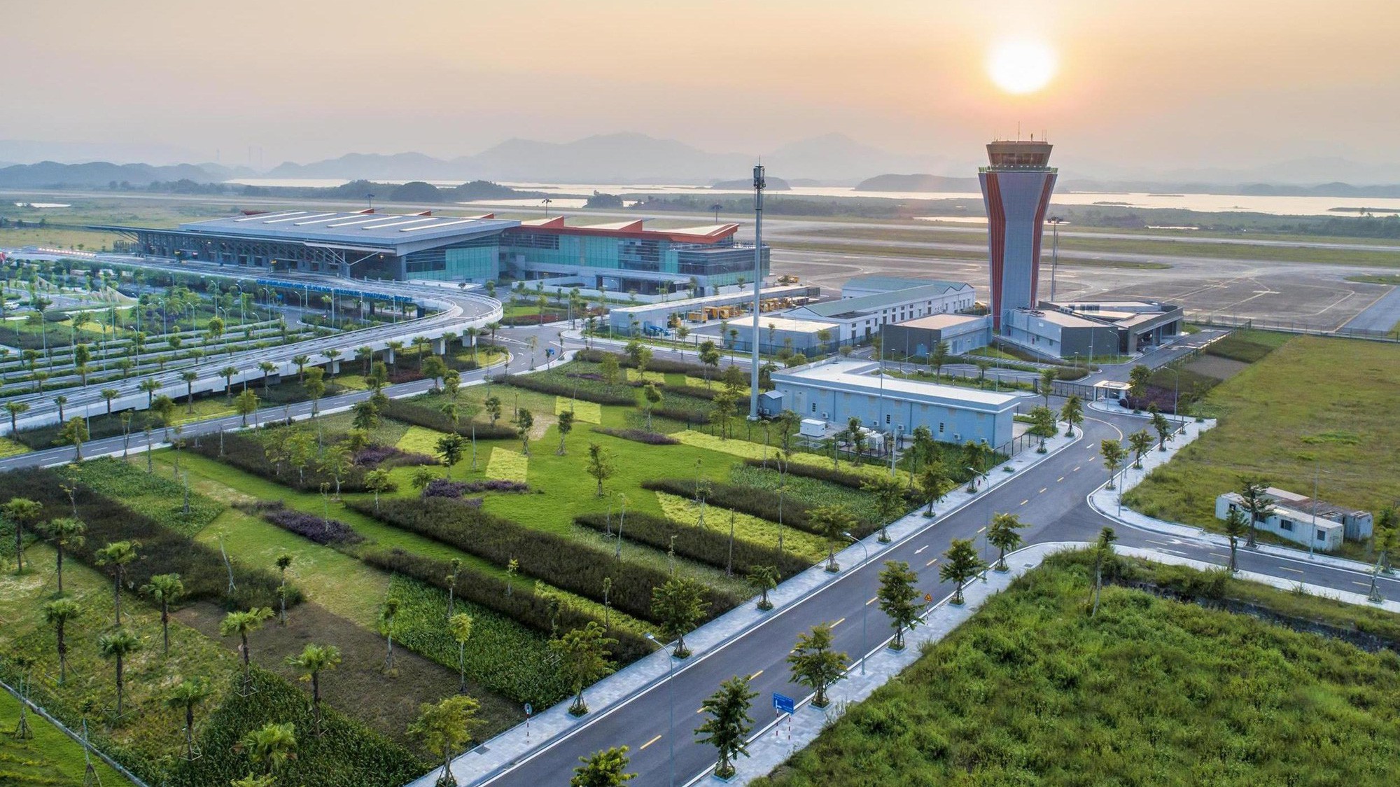 Cảng hàng không quốc tế Vân Đồn (xã Đoàn Kết, huyện Vân Đồn, tỉnh Quảng Ninh) có tổng vốn đầu tư 7.463 tỷ đồng.