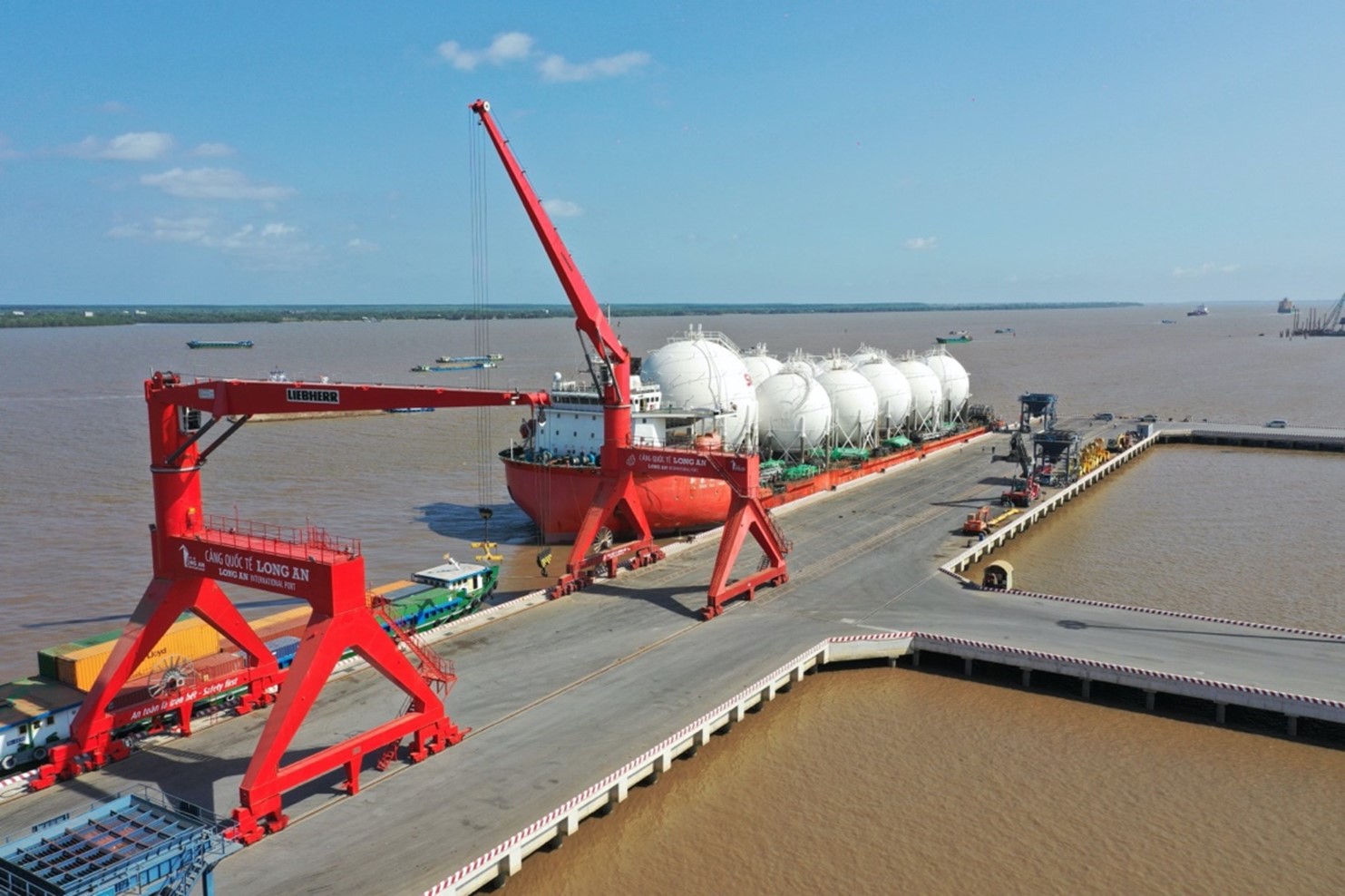 Cảng Quốc tế Long An có khả năng tiếp nhận tàu 30.000 – 70.000 DWT, tổng chiều dài cầu cảng là 1.670m.