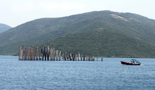 Bãi cọc cũ của cảng trung chuyển quốc tế Vân Phong do Vinalines thi công.