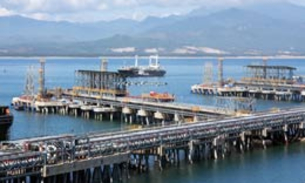 Cảng xuất sản phẩm tại Nhà máy Lọc dầu Dung Quất.